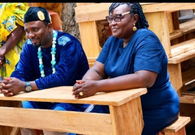 Don de table-bancs: Togbui Lanklivi au chevet de l&rsquo;éducation à Adakpamé